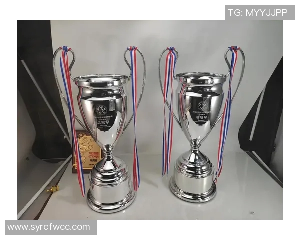 足球传奇退役时刻珍贵合影奖杯见证辉煌岁月与荣耀瞬间